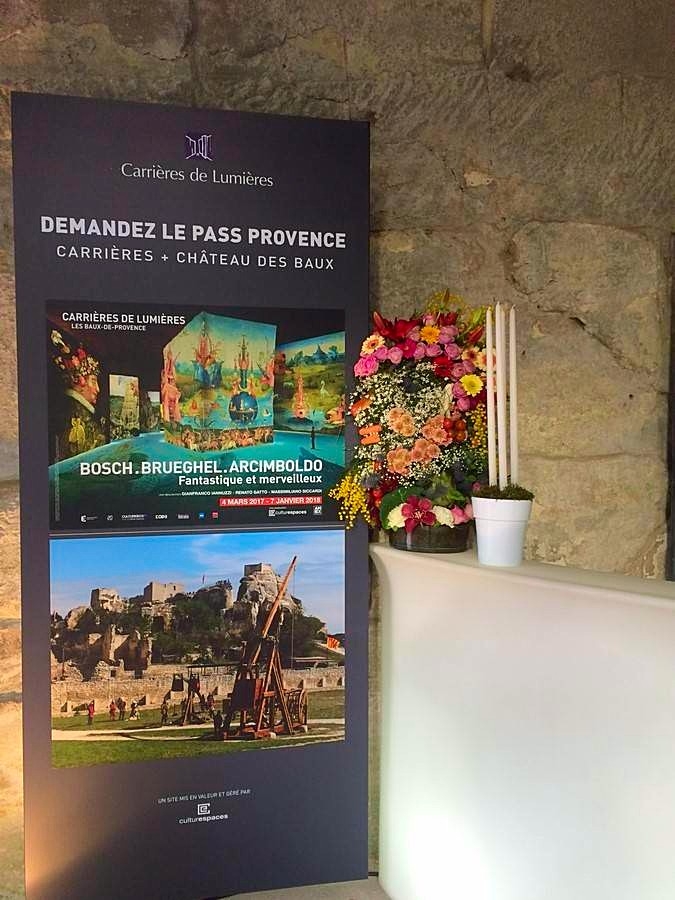 Voici une composition florale sur mesure pour un vernissage des Carrières de Lumières aux Baux de Provence.
