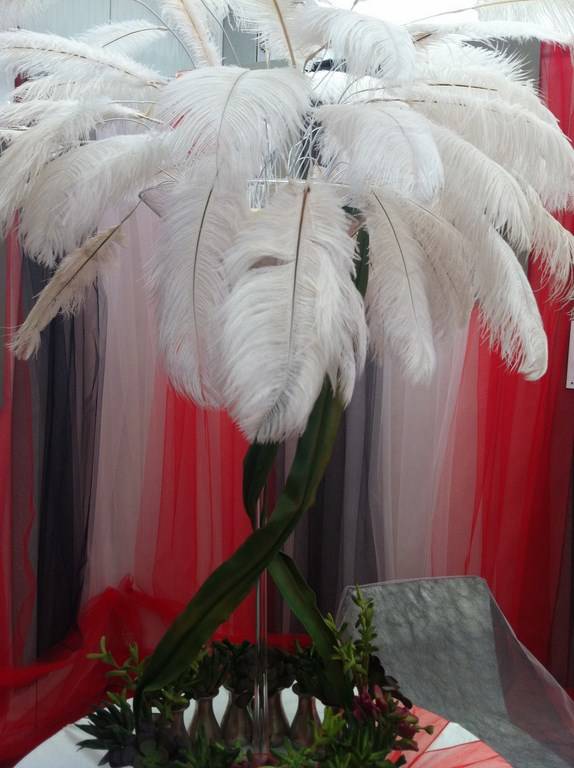 bouquet de plumes blanches de poules ou d'autruches pour vos décorations de tables de mariage