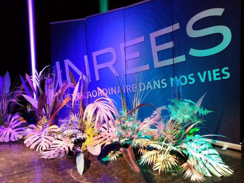 Décoration florale de scène de convention et congrès en paca