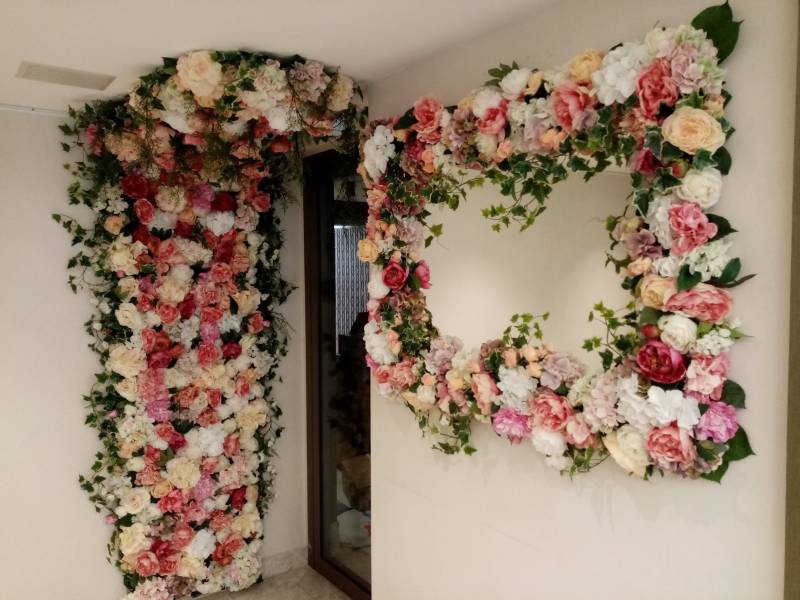 Conception d'un mur de fleurs glamour pour un institut de beauté