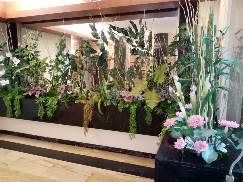 Fleurs et plantes en compositions artificielles pour entreprise