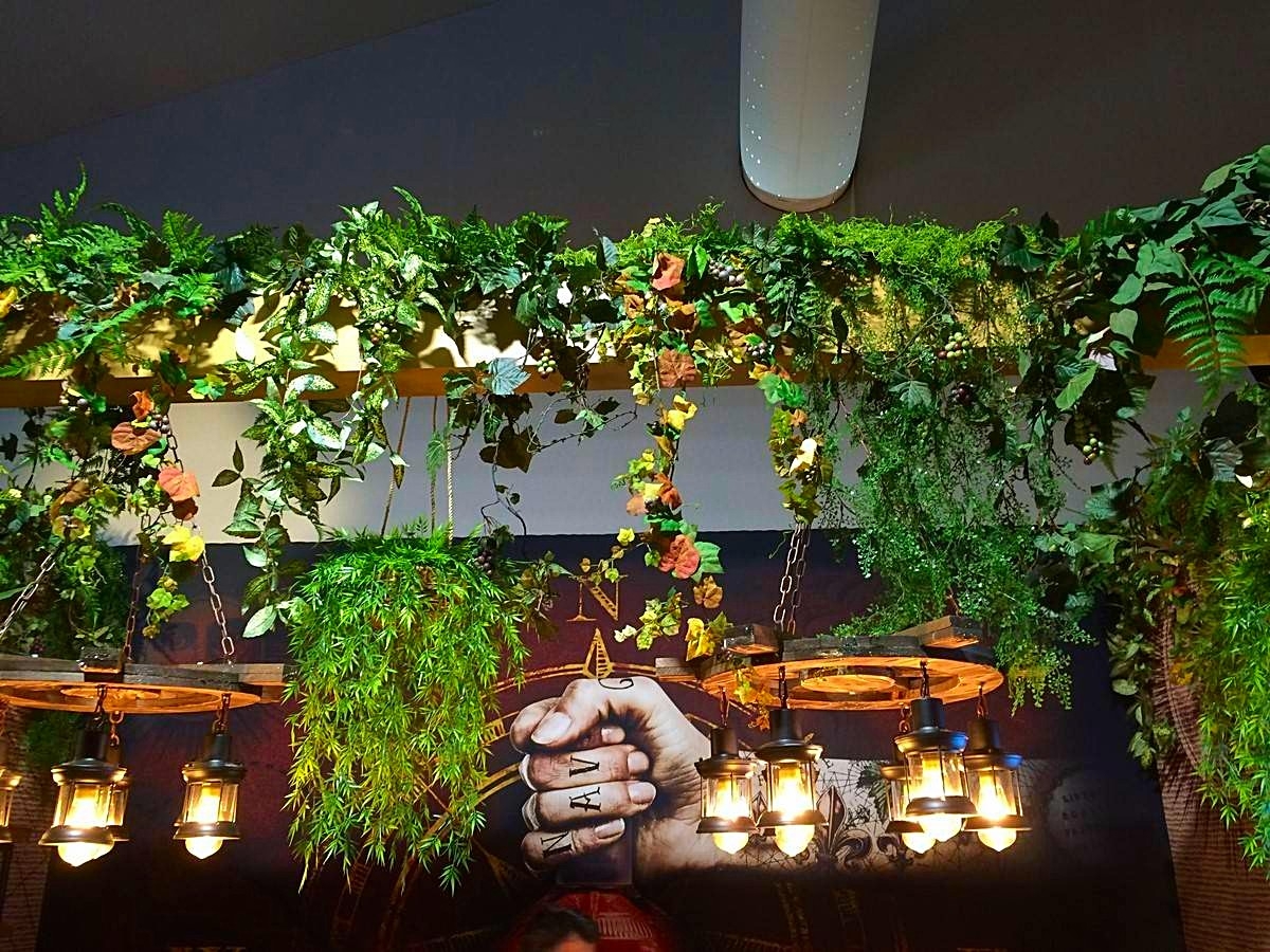 plafond de plantes naturelles en suspendion pour salon exposition 