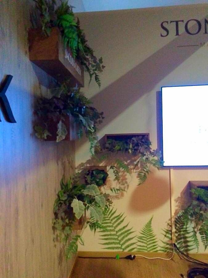 plantes, feuillages et fleurs artificiels en composition florale pour stand exposition de salon dans le Var