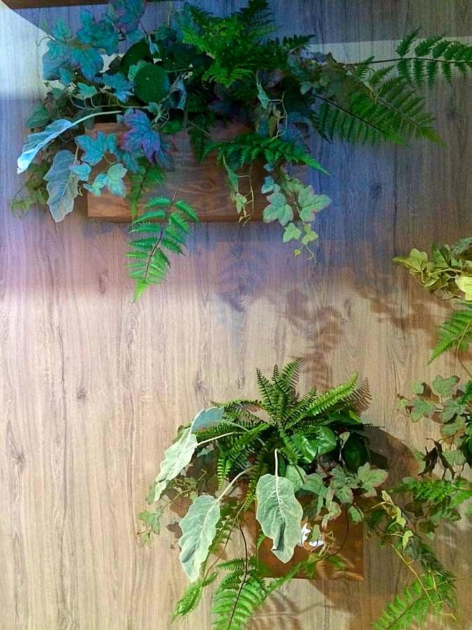 plantes, feuillages et fleurs artificiels en composition florale pour stand exposition de salon dans le Var