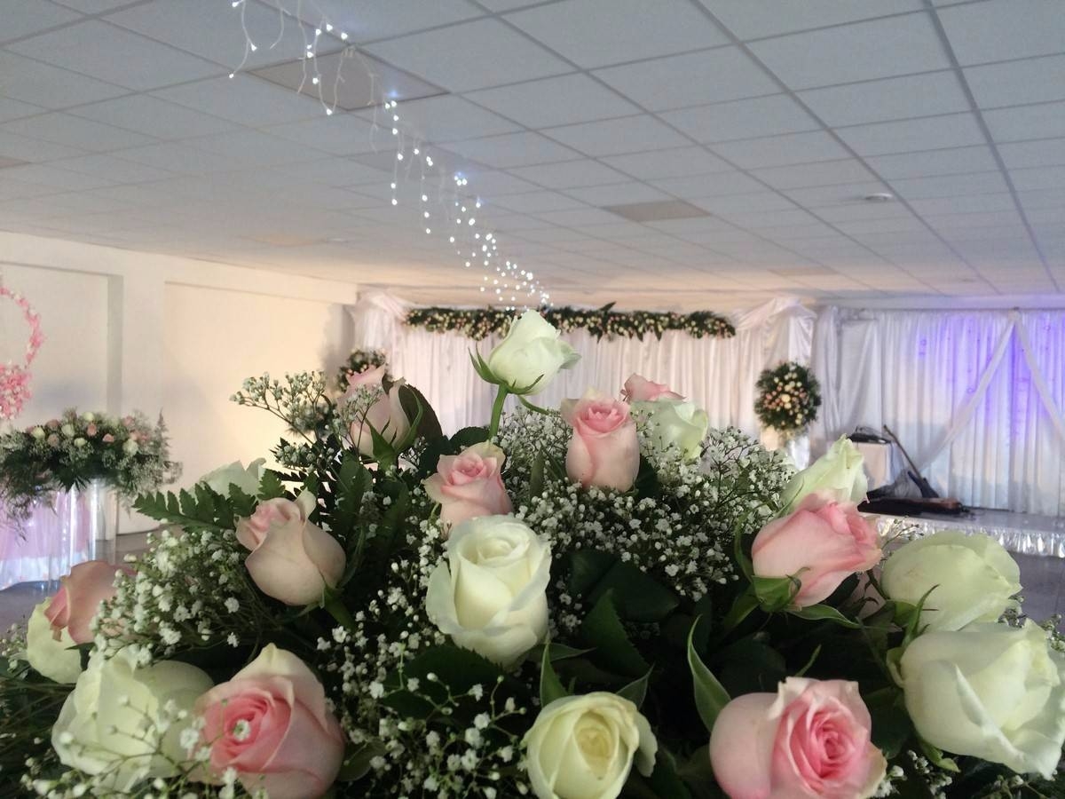 Les bouquets de fleurs pour mariage sont confectionnés sur place.