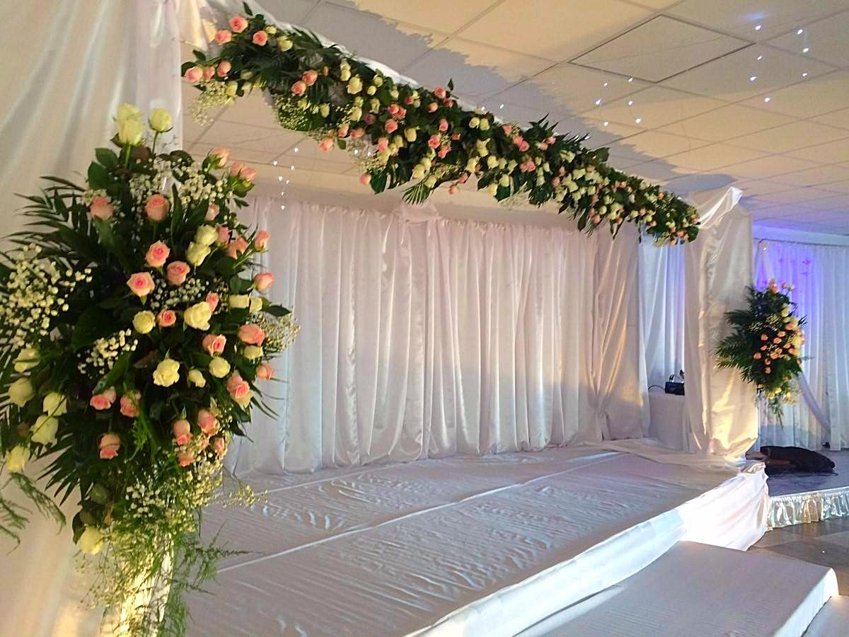 L'arche nuptiale est mise en valeur par une frise de fleurs et de feuillage.