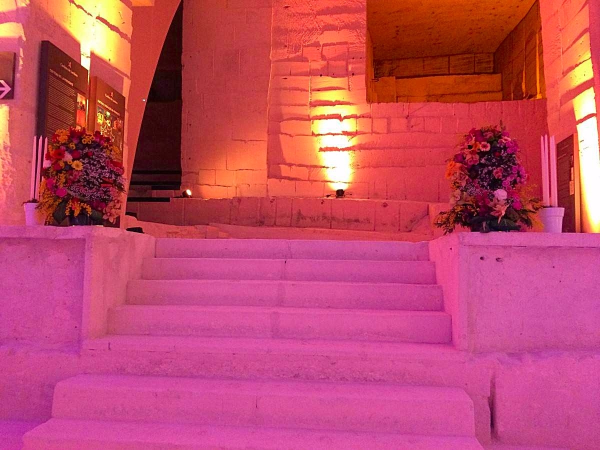 Les fleurs du concept floral est aussi l'occasion de mettre en valeur les escaliers d'accès à la zone de réception.