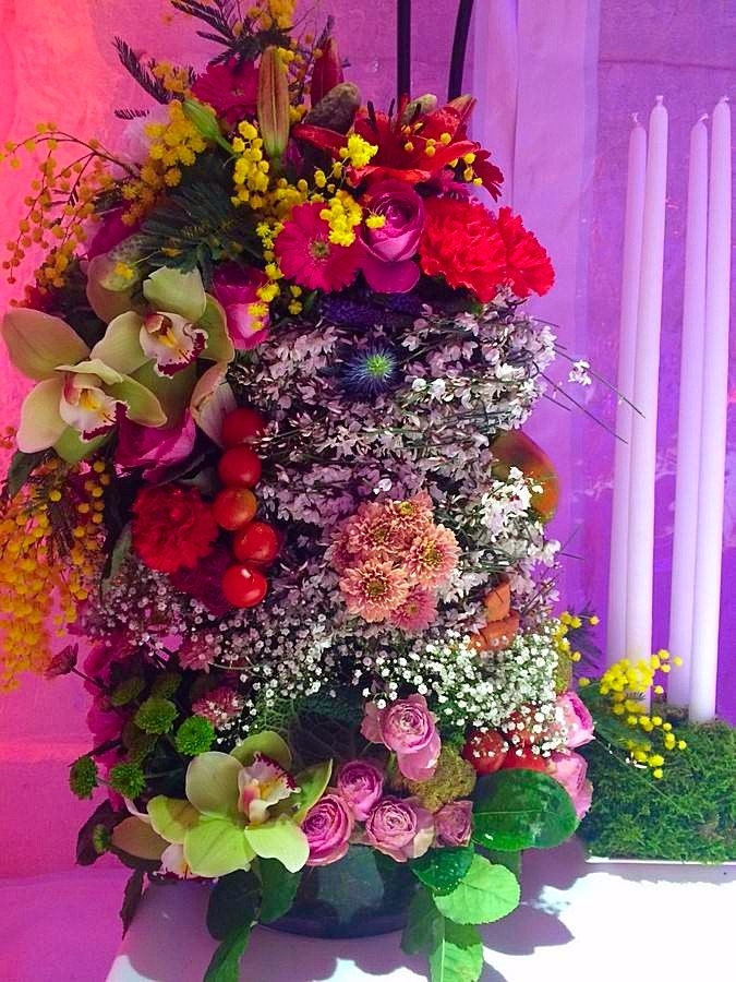 Cette broderie de fleurs est réalisée façon mur végétal. Un mélange important et complexe de couleurs et de variétés de fleurs sont nécessaires. 