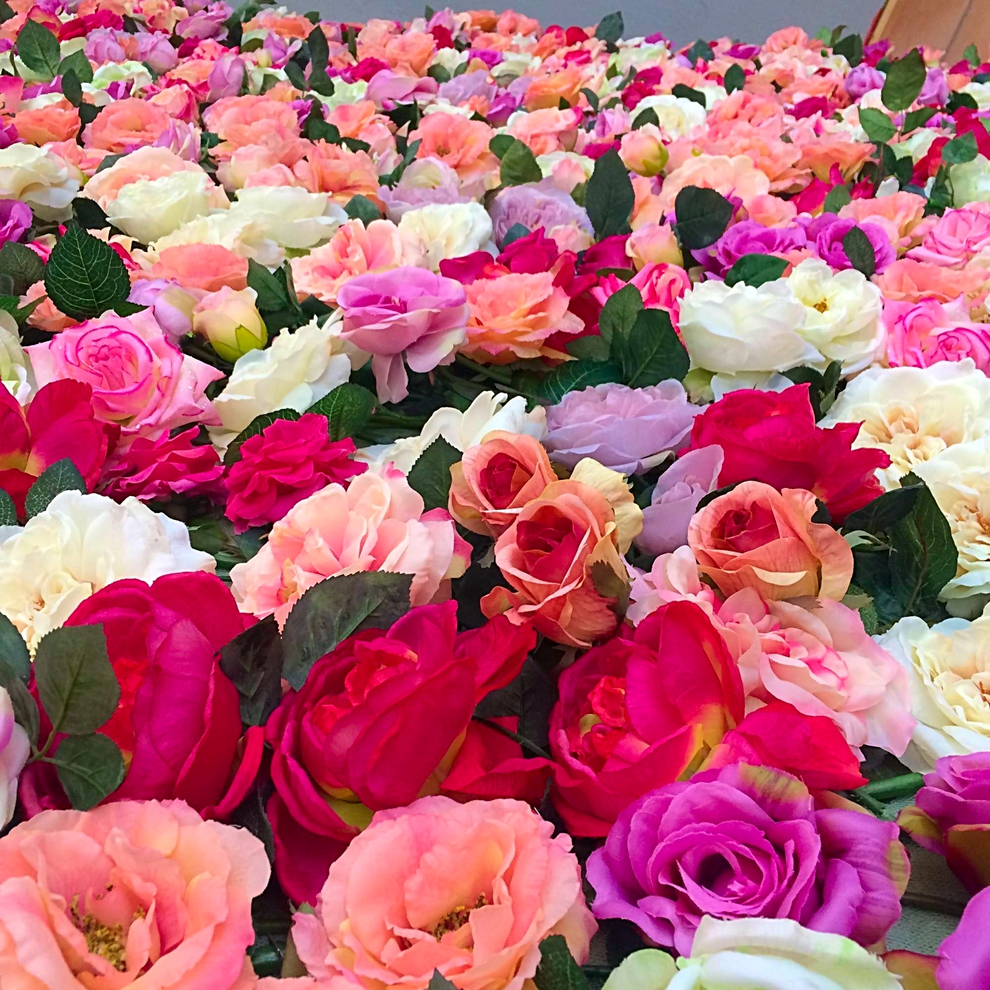 Les couleurs sont choisies dans la gamme des roses.