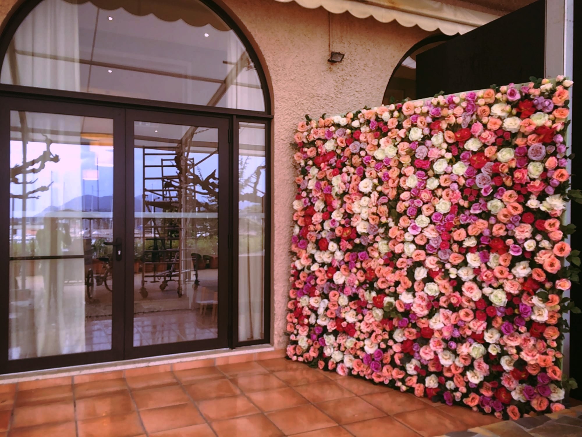 le mur de roses est un fond pour permettre de prendre les personnes en photos.