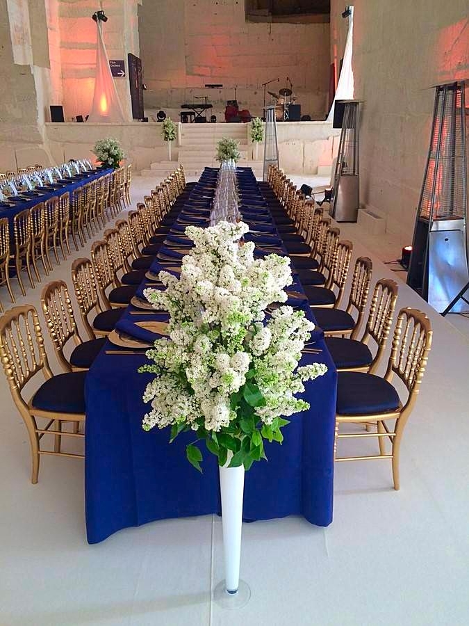 l'alignement des bouquets de lilas en début et fin de table longues parfument vos réceptions