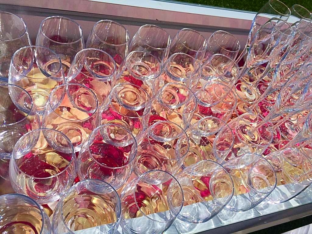 la présence de pétales de roses se confond en erzate de cocktail de fruits pour ce bar luxueux