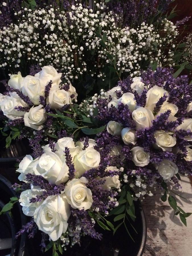 les bouquets des demoiselles d'honneur sont assortis à celui de la mariée