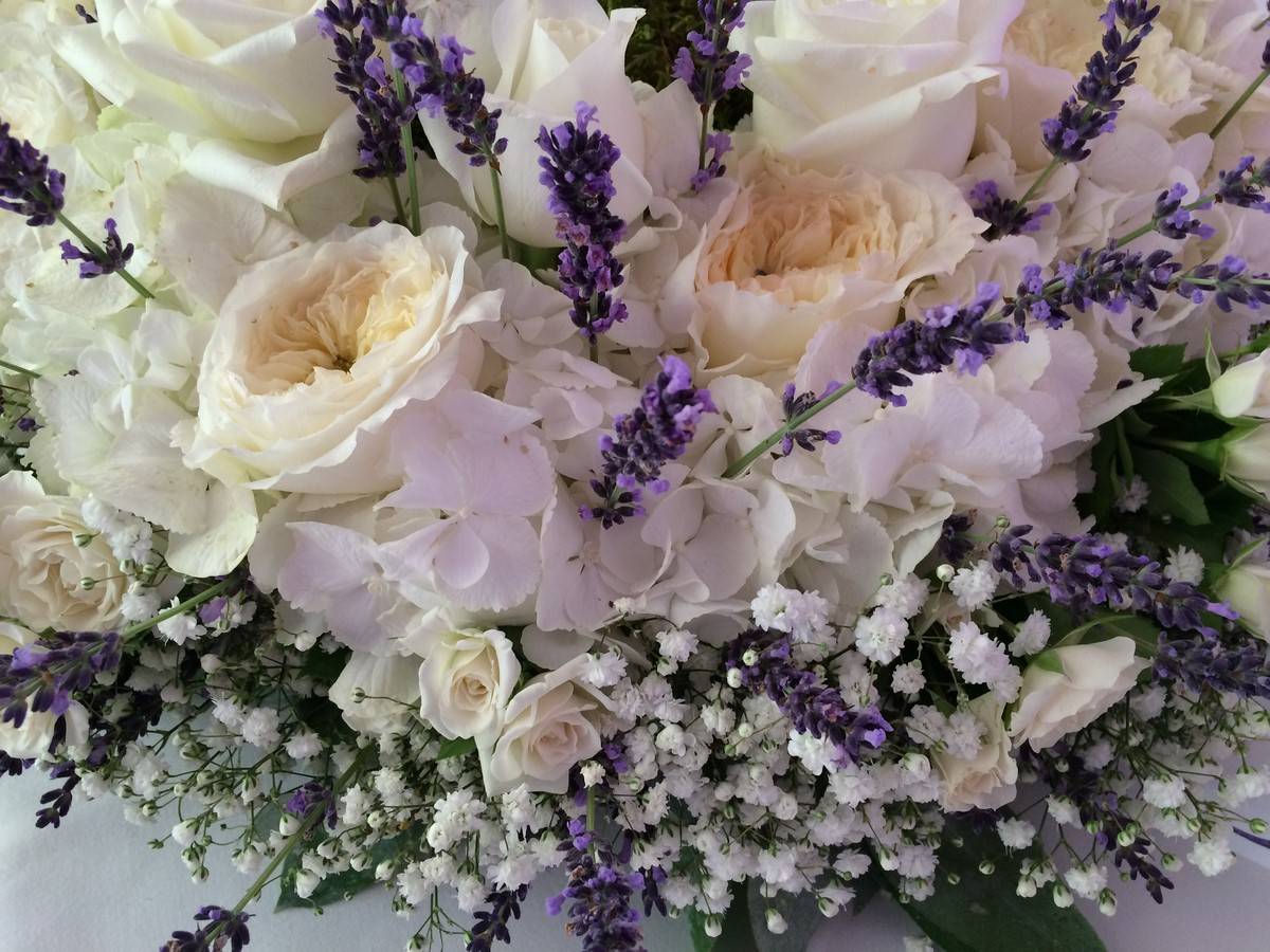 détail de la composition des couronnes de roses david austin héritage et des hortensias blanc