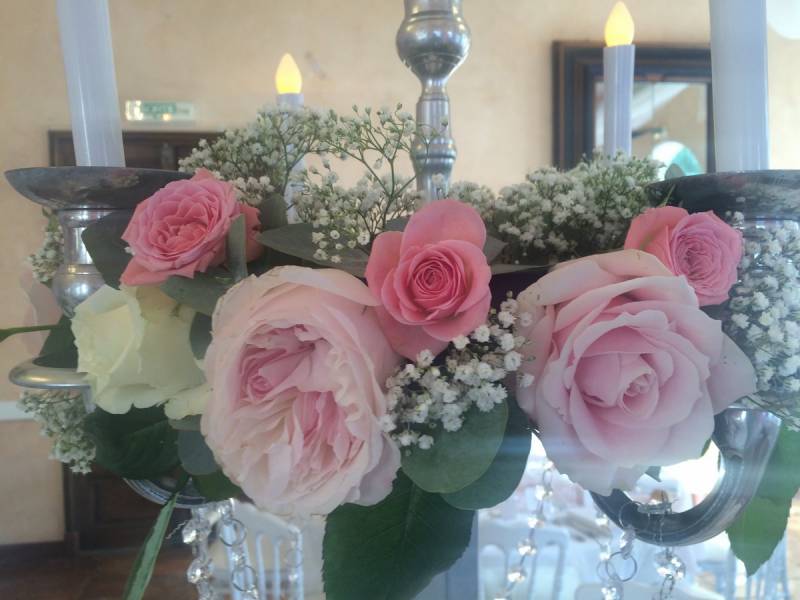 Mariage floral de roses et petites roses pour un juste et bon dosage.