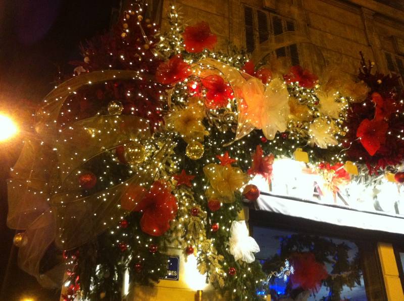 Décor du Salon Jean Claude Biguine place Delibe à Marseille, une couronne de fleurs pour Noël