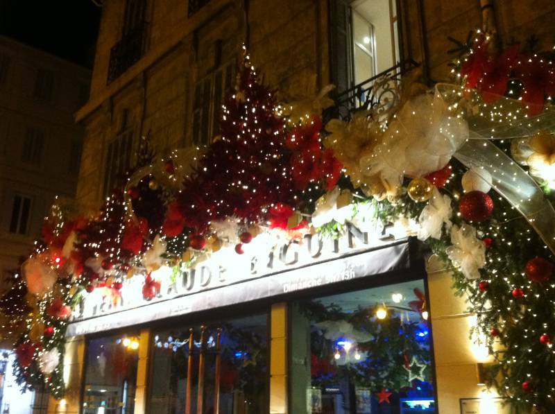 Décor du Salon Jean Claude Biguine place Delibe à Marseille, une couronne de fleurs pour Noël