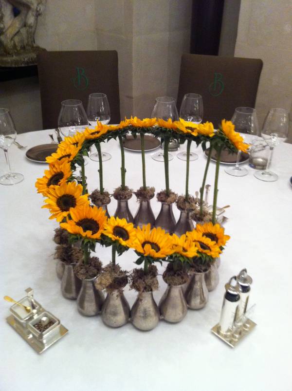 centre de table de fleurs pour repas et gala Les Baux de Provence