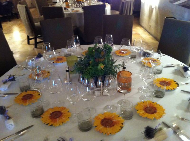 centre de table de fleurs pour repas et gala Les Baux de Provence