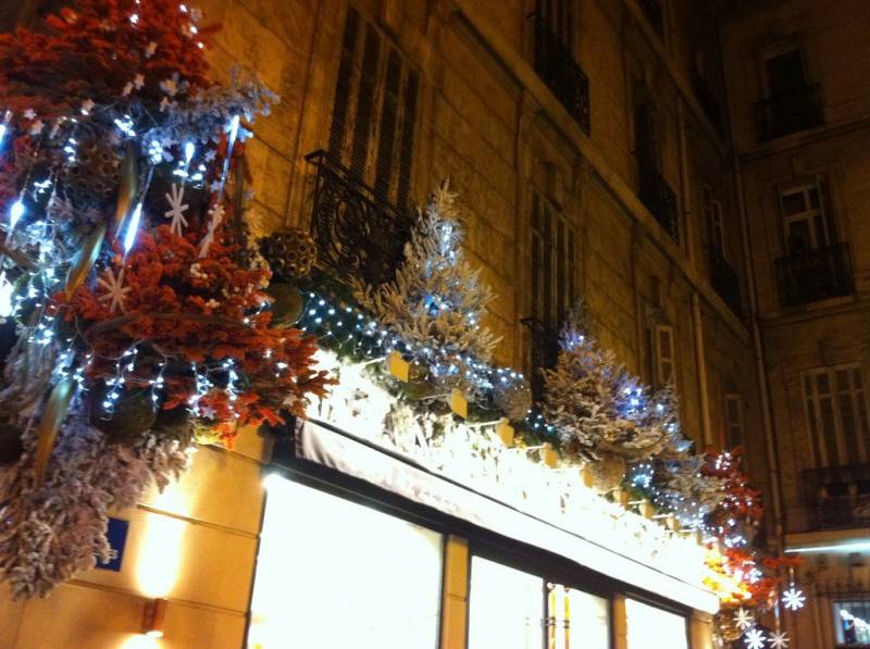 Décor de façade de noël coiffeur, commerce et restaurant hôtel sur Marseille