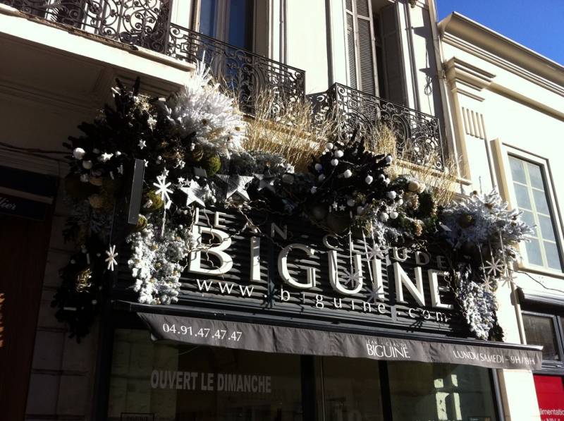Créations de façades de noël pour Les Salons Biguines à Marseille