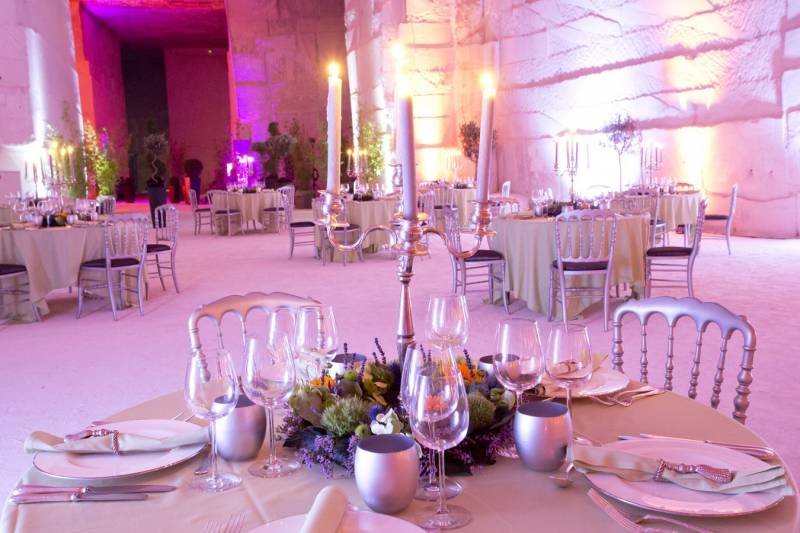Décoration florale de centre de table pour repas et soirée de gala, Baux de Provence, Marseille, Avignon