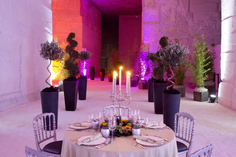 Décoration florale de centre de table pour repas et soirée de gala, Baux de Provence, Marseille, Avignon