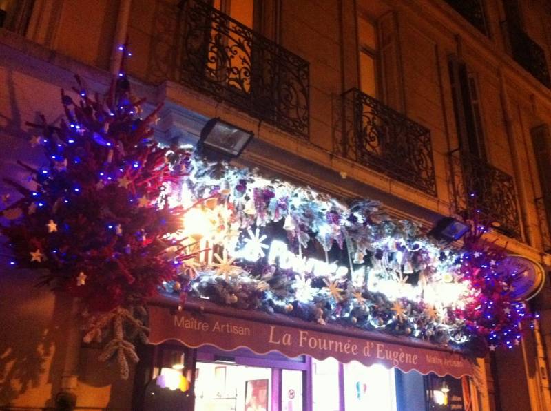 Vitrine et façade de Noël à Marseille,
