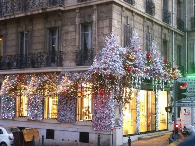 Vitrine et façade de Noël avec lumière en location Aix en provence Marseille