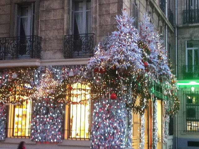 Vitrine et façade de Noël avec lumière en location Aix en provence Marseille