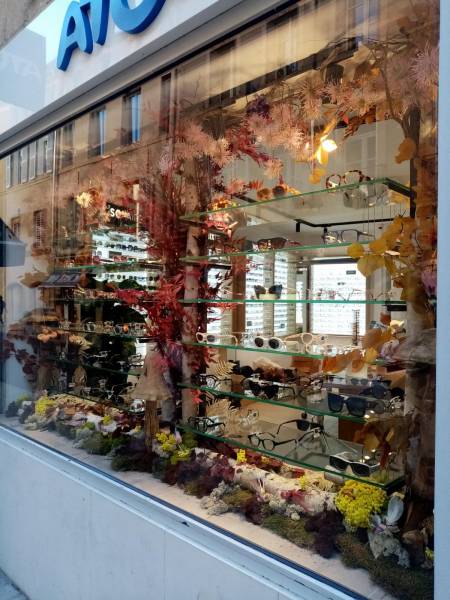 Décor de fleurs à la vente ou à la location pour une vitrine de magasin d'opticien Atol à Aix en Provence