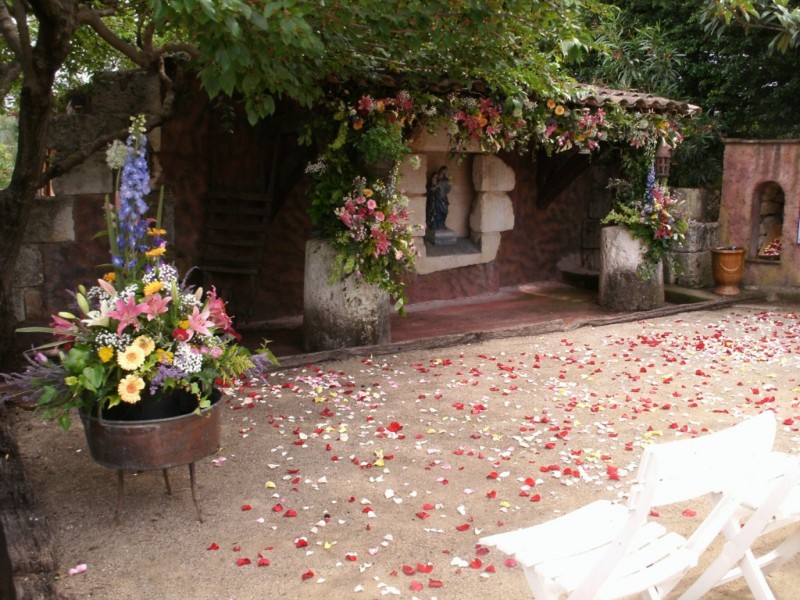mariage décor de coeur de cérèmonie en extérieur en paca var vaucluse bouches du rhône