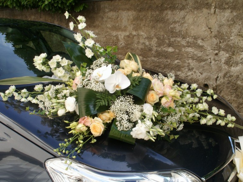 Voiture des mariés  décoration florale de cortège en région PACA