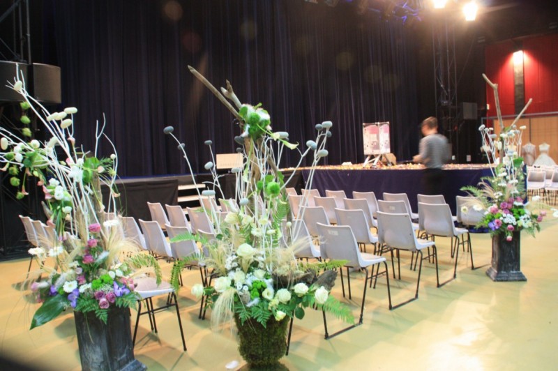 Décoration florale de scène et stand exposition pour salon, podium de défilé de mode Salon de Provence