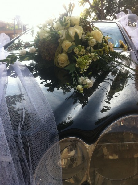bouquets de voiture des mariés pour l'avant de la voiture