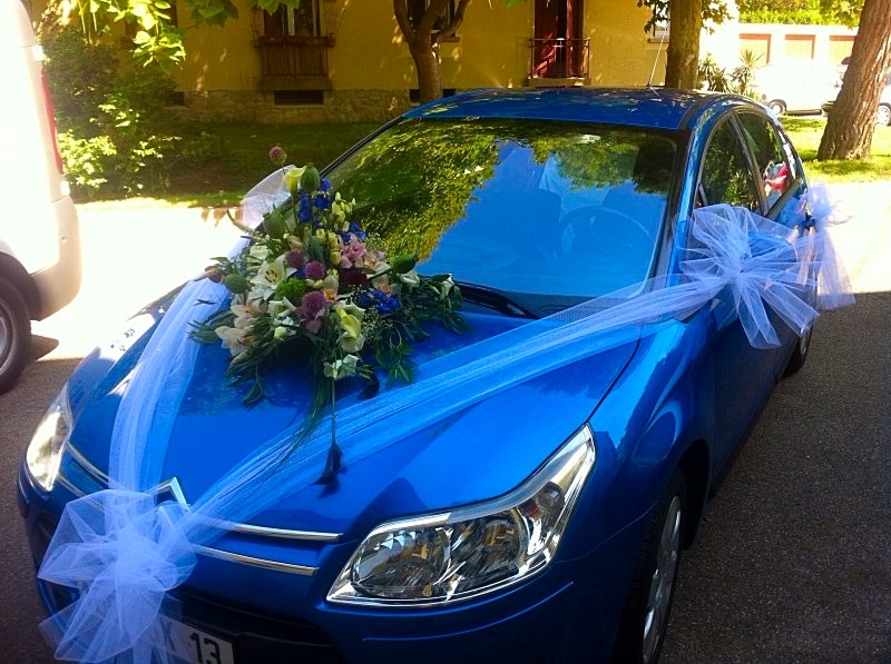 Les fleurs du mariage s'harmonise avec la couleur de la voiture