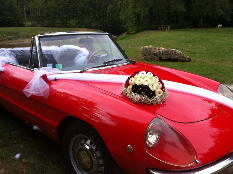le tulle blanc se marié très bien avec la voiture rouge des mariés