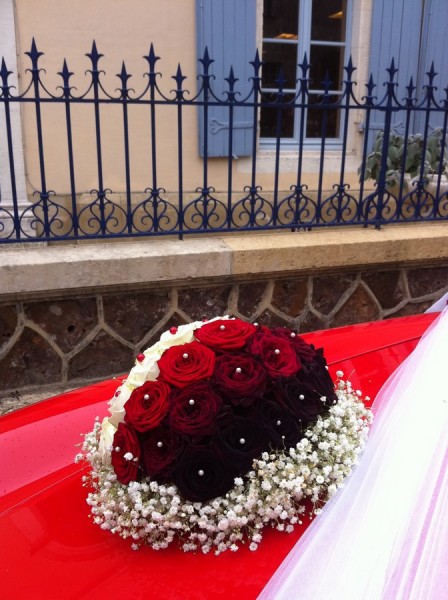 3 couleurs de roses avec une couronne de gypsophile pour la voiture des mariés