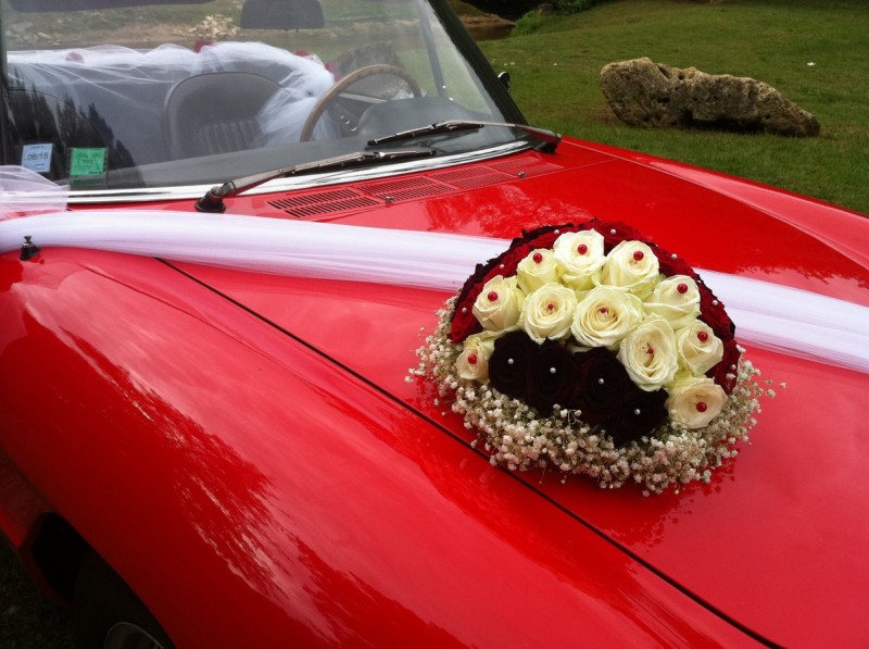 des perles de couleurs contrastées pour les belles roses pour le bouquet de la voiture