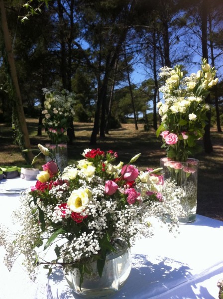 Centre de tables de mariage de fleurs blanches et roses, livraison en provence Marseille Toulon Iles des Embiez