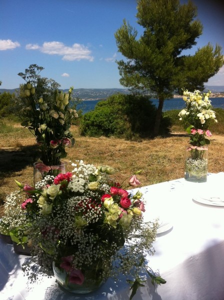 Centre de tables de mariage de fleurs blanches et roses, livraison en provence Marseille Toulon Iles des Embiez
