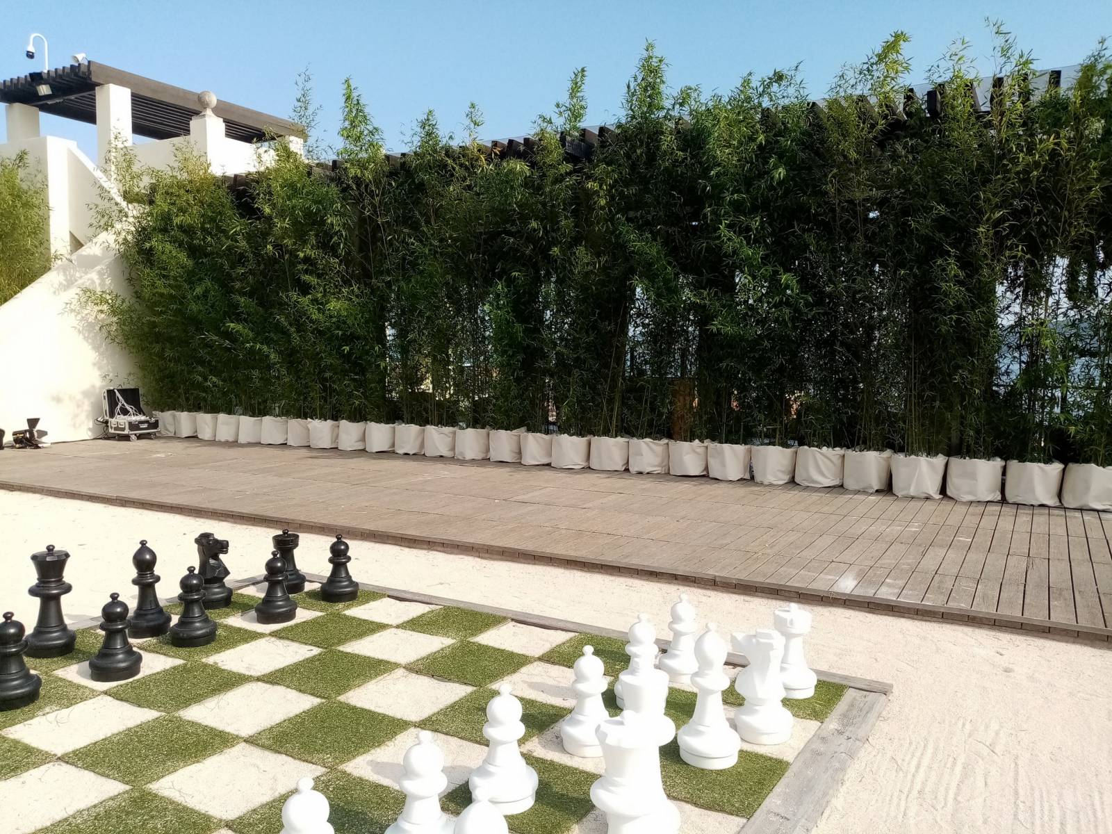 Réalisation en location à Grimaud d'une haie de protection en 98 bambous d'une hauteur de 5 mètres.