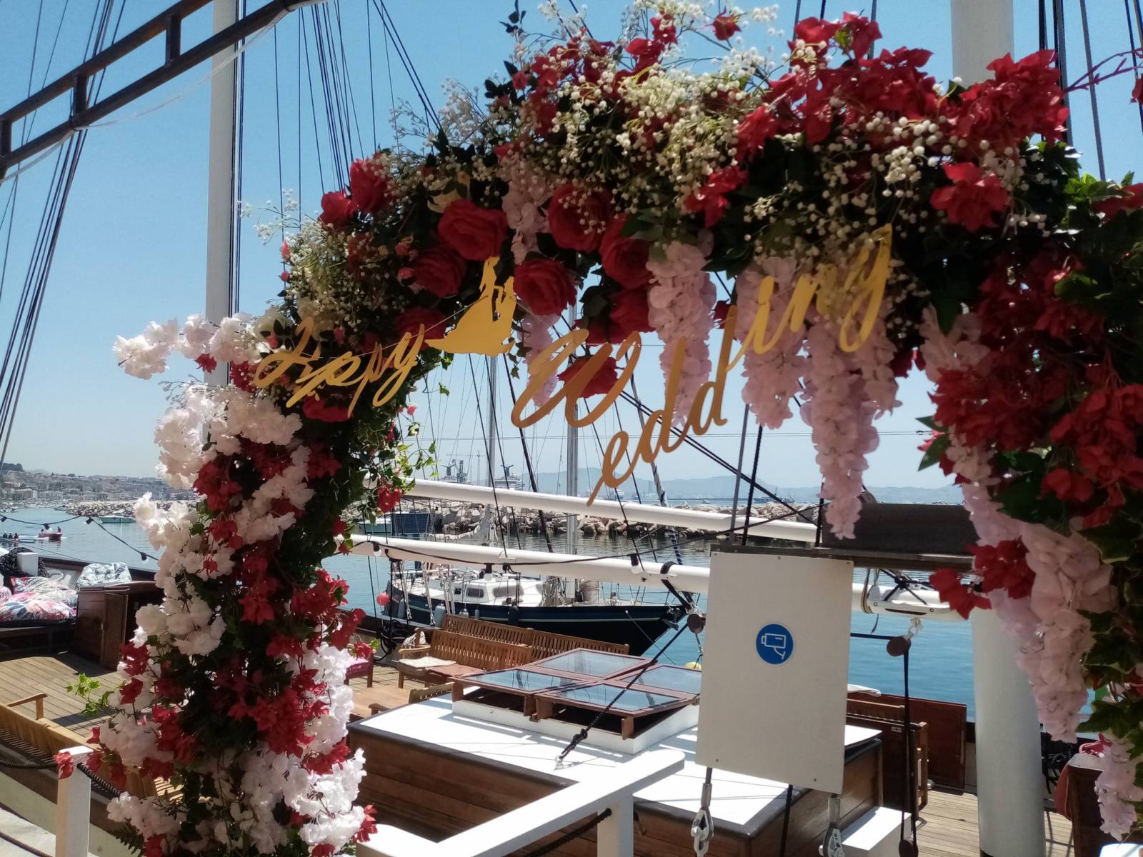 Clorofil events vous propose à la location votre arche de mariage en fleurs en tissu dans toute la régio  Paca.