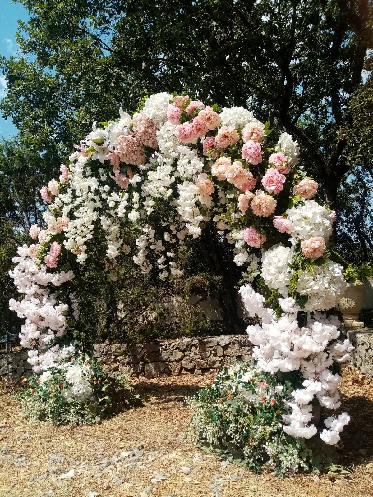 Clorofil events conçoit votre arche de mariage et livre dans toute kla région Paca.