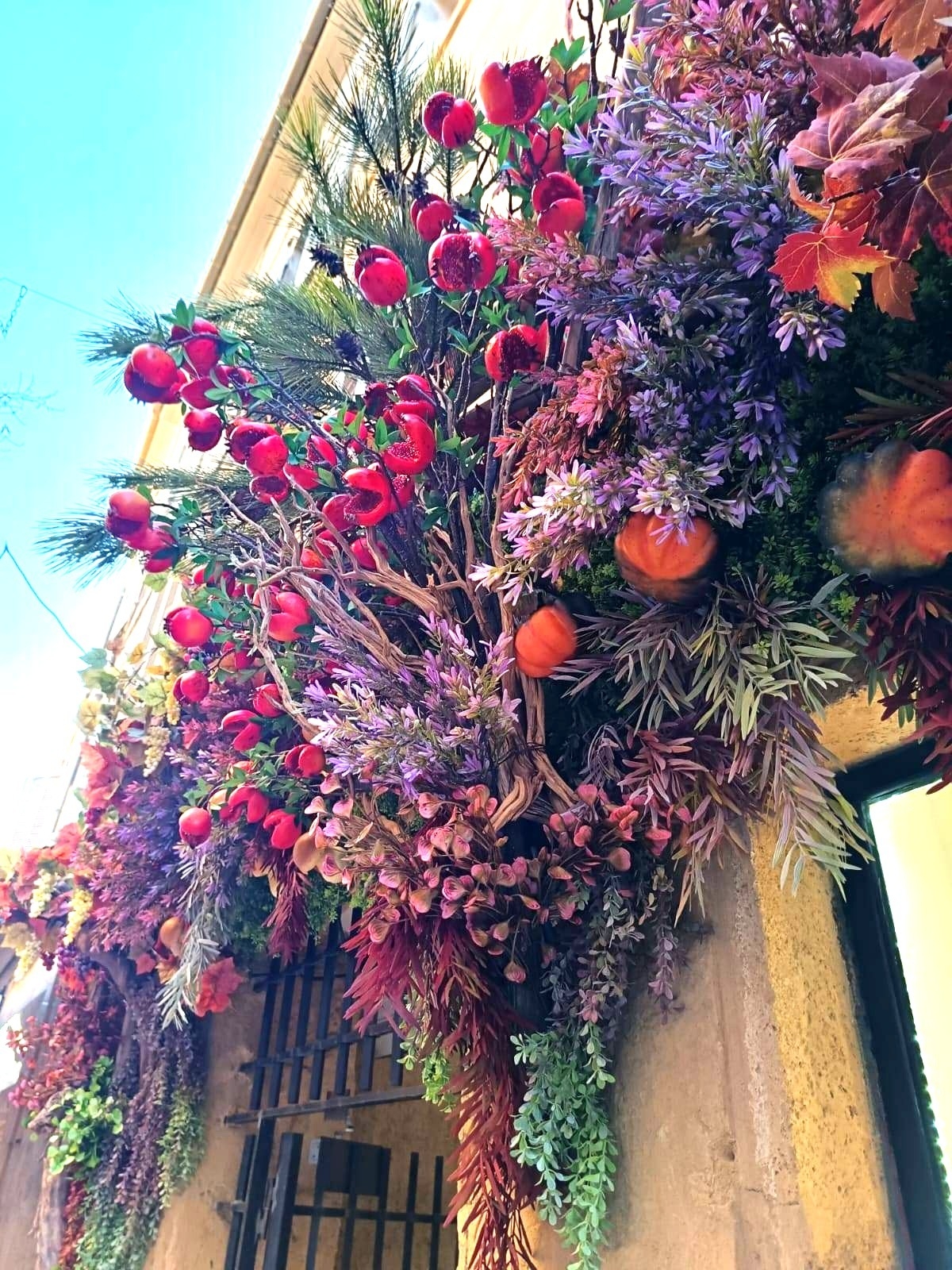 Clorofil events réalise et pose votre décoration de façade de magasin en paca.