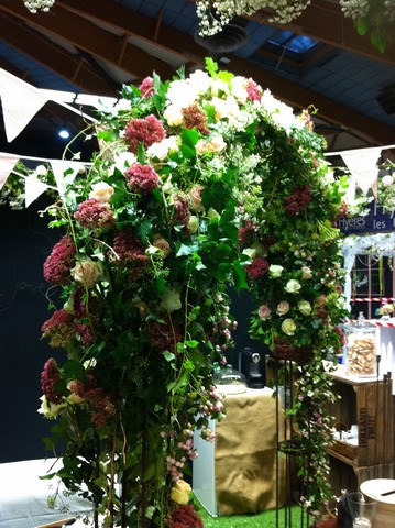 Fleuriste événementiel pour décoration nuptiale de lieu de culte et de voiture de mariage Montpellier Hérault