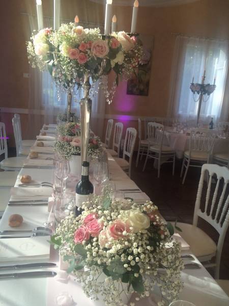 Les chandeliers sont ornés de couronnes de roses;