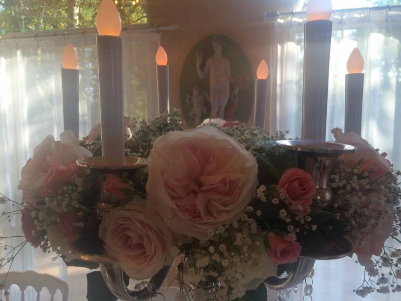 Les roses anglaises généreuses dominent les couronnes florales.