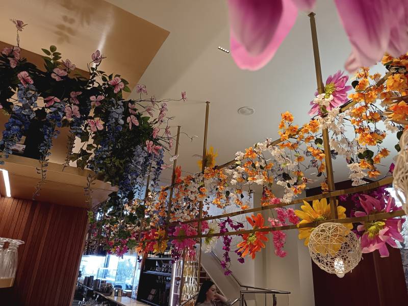 Les deux frises suspendues se complètent à merveille dans cet espace aérien vu de loin dans la galerie.