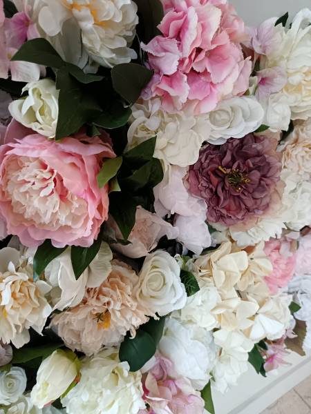 Des touches de verdures séparent et découpent les motifs des fleurs pour les rendre vivantes.